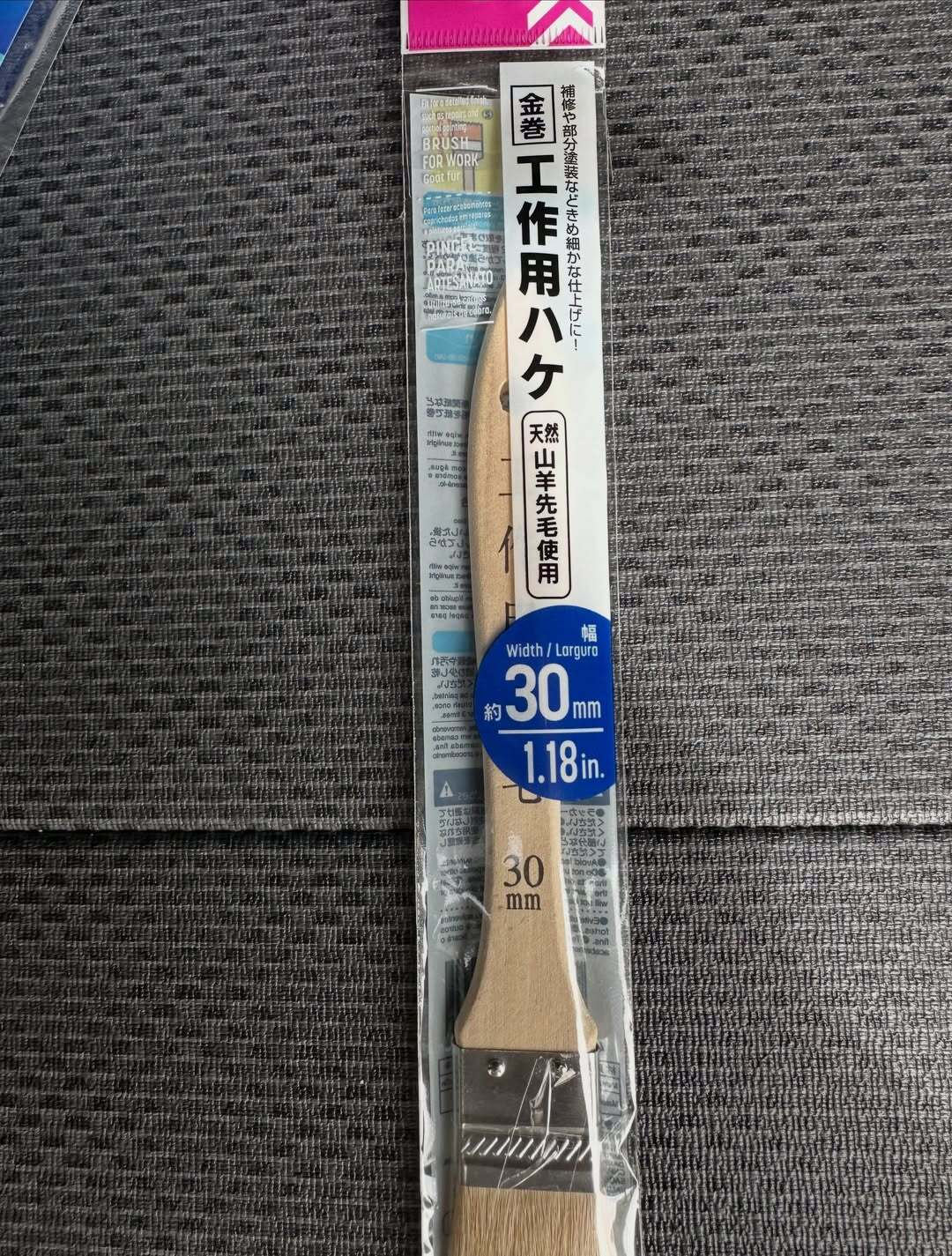 刷毛で細部を塗装している作業風景